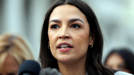 Fotografía de archivo en la que se captó a la congresista demócrata Alexandria Ocasio-Cortez, durante una rueda de prensa, a las afueras del Capitolio, en Washington DC. EFE/W. Olíver