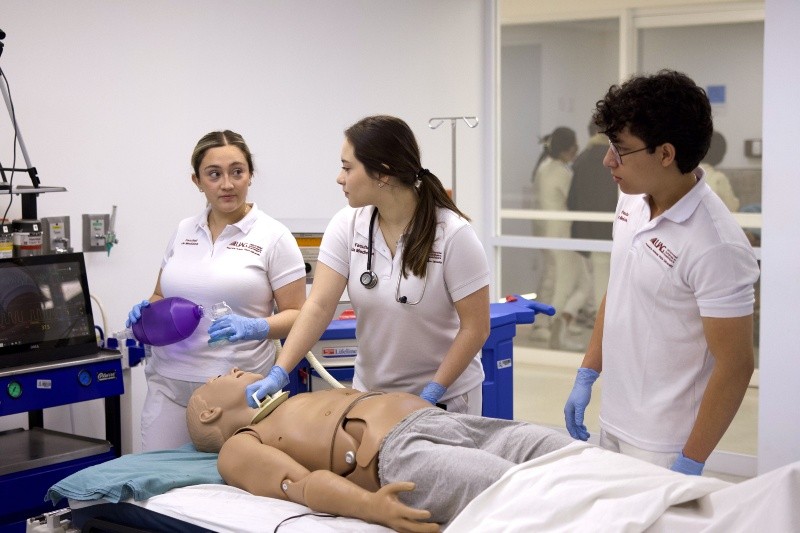 Construye tu camino con el respaldo de una Universidad que ha formado a generacionesde médicos.&nbsp;CORTESÍA/UAG.