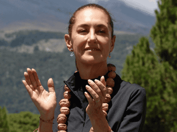 "Este día les propongo que dejemos de llamar Paso de Cortés a este territorio, porque por aquí pasaron los pueblos (aborígenes) mucho antes", dijo Sheinbaum. EFE/Presidencia de México