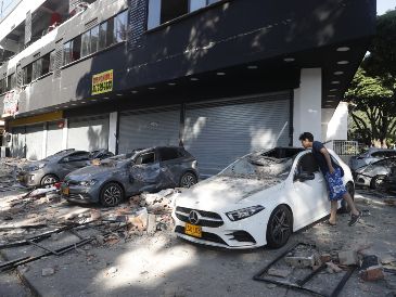 Un hombre observa un vehículo afectado tras un fuerte temblor este lunes, en Cali, Colombia. EFE/ Ernesto Guzmán