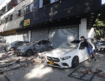 Un hombre observa un vehículo afectado tras un fuerte temblor este lunes, en Cali, Colombia. EFE/ Ernesto Guzmán