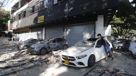 Un hombre observa un vehículo afectado tras un fuerte temblor este lunes, en Cali, Colombia. EFE/ Ernesto Guzmán