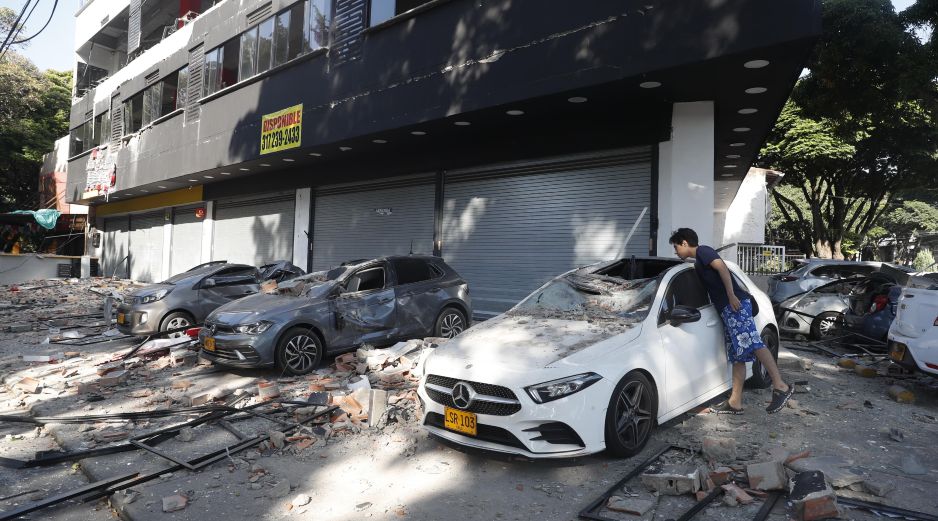 Un hombre observa un vehículo afectado tras un fuerte temblor este lunes, en Cali, Colombia. EFE/ Ernesto Guzmán