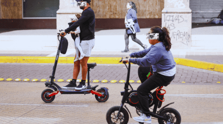 Las familias y deportistas de la Vía RecreActiva han identificado que el exceso de velocidad de los patines eléctricos y el tránsito desordenado de ciclistas constituyen las mayores amenazas durante las jornadas recreativas. ESPECIAL