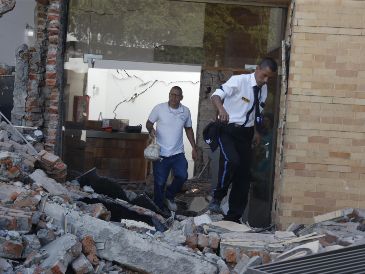 El alcalde de Manizales declaró que entre 20 y 30 viviendas colapsaron en la ciudad tras el sismo de 7.4 en Colombia, además de varias iglesias. EFE / E. Guzmán