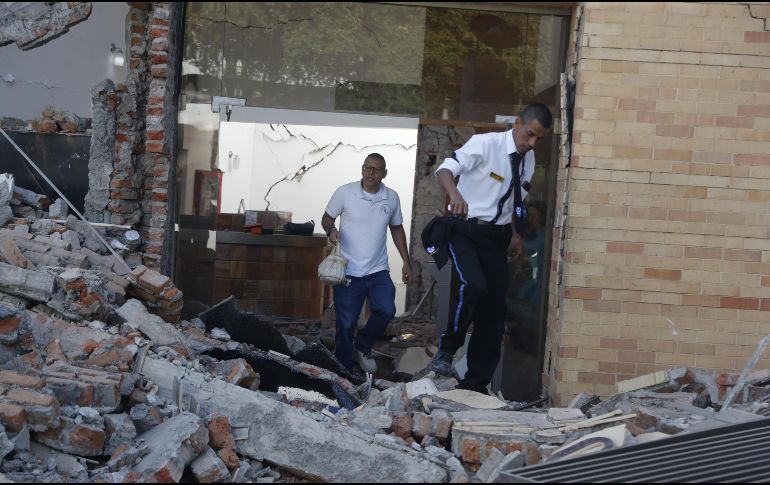 El alcalde de Manizales declaró que entre 20 y 30 viviendas colapsaron en la ciudad tras el sismo de 7.4 en Colombia, además de varias iglesias. EFE / E. Guzmán