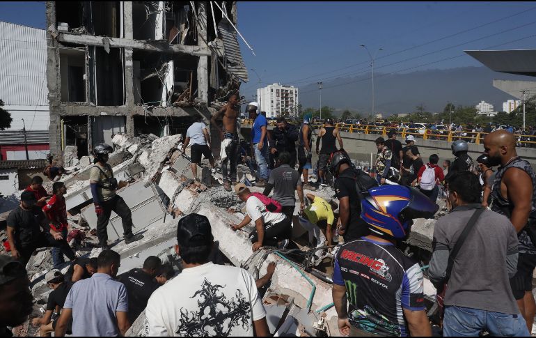 El más reciente de los sismos ocurrió hoy lunes 10 de agosto en Colombia, donde un terremoto de magnitud 7.4 sacudió gran parte del país. EFE / E. Guzmán