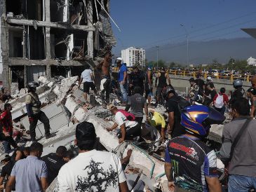 El más reciente de los sismos ocurrió hoy lunes 10 de agosto en Colombia, donde un terremoto de magnitud 7.4 sacudió gran parte del país. EFE / E. Guzmán