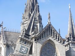 Fotografía que muestra la Catedral Basílica Metropolitana de Nuestra Señora del Rosario afectada tras un fuerte temblor este lunes, en Manizales (Colombia). EFE / John Jairo Bonilla