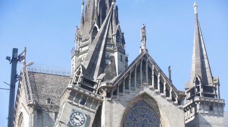 Fotografía que muestra la Catedral Basílica Metropolitana de Nuestra Señora del Rosario afectada tras un fuerte temblor este lunes, en Manizales (Colombia). EFE / John Jairo Bonilla