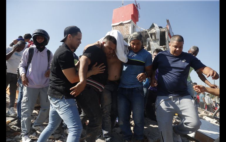 Personas son evacuadas de un edificio colapsado este lunes, en Cali (Colombia). Al menos 20 edificios sufrieron graves daños por consecuencia del terremoto de magnitud 7.4 que sacudió la mayor parte del país, con epicentro en la zona del Pacífico. EFE / E. Guzmán