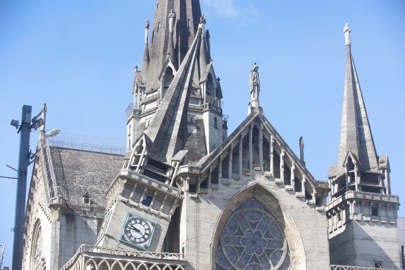 Fotografía que muestra la Catedral Basílica Metropolitana de Nuestra Señora del Rosario afectada tras un fuerte temblor este lunes. EFE/ J. Bonilla