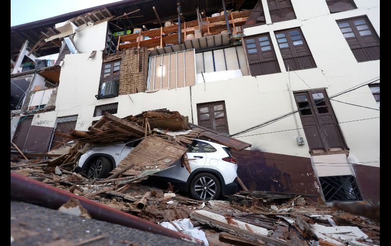 Fotografía que muestra un vehículo afectado tras un fuerte temblor este lunes, en Manizales (Colombia). Al menos dos personas murieron en la capital del departamento de Caldas, por el terremoto de magnitud 7.4 que sacudió buena parte del territorio nacional, según informó el alcalde de esa ciudad, Jorge Eduardo Rojas Giraldo. EFE / J. J. Bonilla