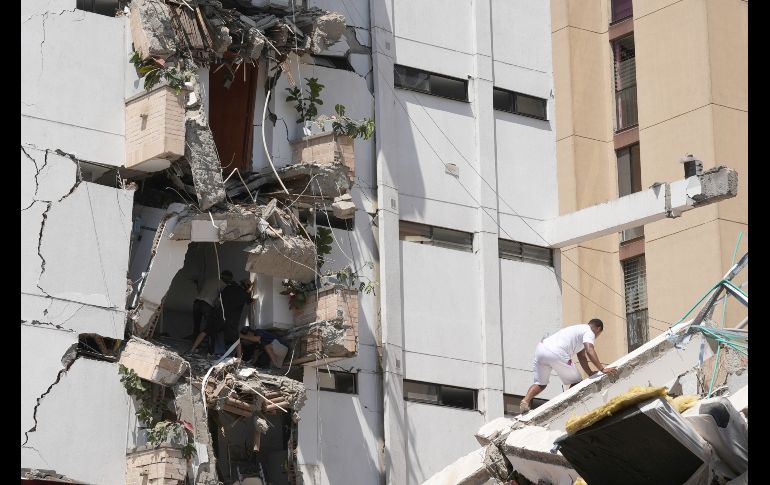 Personas salen de los escombros de un edificio colapsado por el terremoto de magnitud 7.4 que sacudió esta mañana el país, este lunes en Cali (Colombia). Al menos cuatro personas murieron en el departamento colombiano del Chocó, epicentro del terremoto. EFE / E. Guzmán