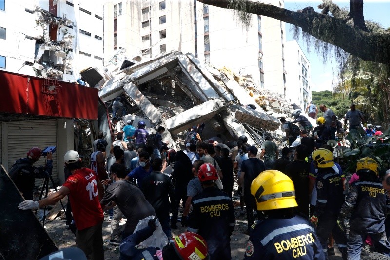  Integrantes del cuerpo de Bomberos de Cali trabajan entre los escombros. EFE/ E. Guzmán.