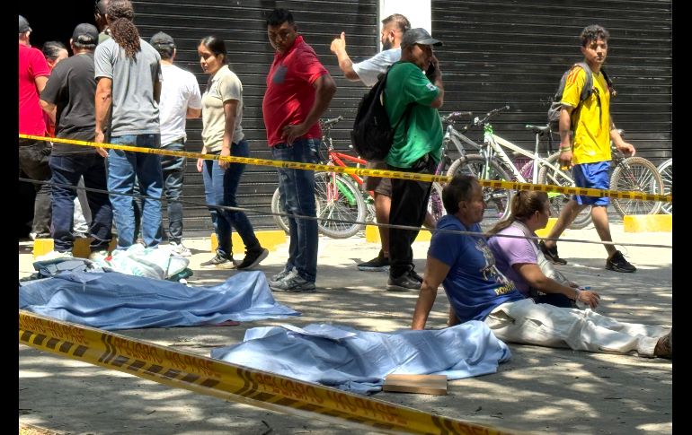 Fotografía que muestra personas fallecidas tras el terremoto de magnitud 7,4 que sacudió esta mañana el país, este lunes en Cali (Colombia). EFE / M. Baos
