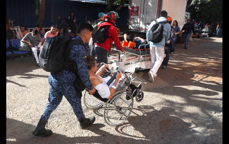 Pacientes son evacuados de una clínica tras el terremoto de magnitud 7.4, en Cali (Colombia). El Gobierno colombiano declaró la situación de 