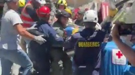 Primer rescate registrado en video tras el sismo en Colombia