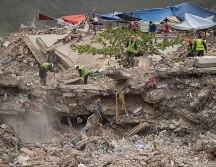Personas remueven escombros de un edificio colapsado por los terremotos del 24 junio, este domingo en La Guaira, Venezuela. EFE/ R. Peña R