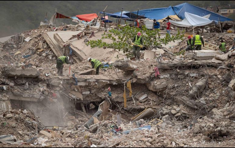 Personas remueven escombros de un edificio colapsado por los terremotos del 24 junio, este domingo en La Guaira, Venezuela. EFE/ R. Peña R