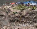 Personas remueven escombros de un edificio colapsado por los terremotos del 24 junio, este domingo en La Guaira, Venezuela. EFE/ R. Peña R