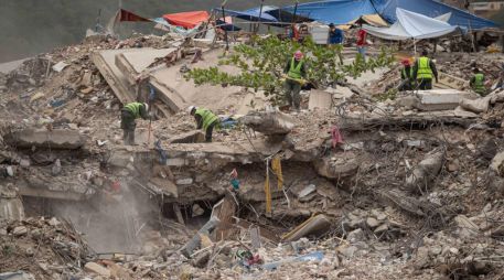Personas remueven escombros de un edificio colapsado por los terremotos del 24 junio, este domingo en La Guaira, Venezuela. EFE/ R. Peña R