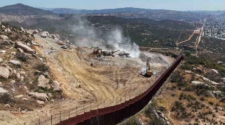 En el cerro Cuchumá, de Tecate, Baja California, 397 especies de flora y fauna peligran debido a los explosivos que el gobierno de Estados Unidos utiliza para la construcción de la barrera fronteriza.  SUN / ARMM