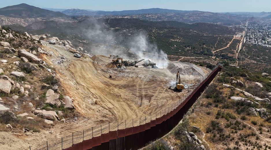 En el cerro Cuchumá, de Tecate, Baja California, 397 especies de flora y fauna peligran debido a los explosivos que el gobierno de Estados Unidos utiliza para la construcción de la barrera fronteriza.  SUN / ARMM