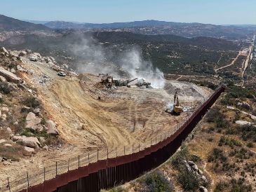 En el cerro Cuchumá, de Tecate, Baja California, 397 especies de flora y fauna peligran debido a los explosivos que el gobierno de Estados Unidos utiliza para la construcción de la barrera fronteriza.  SUN / ARMM
