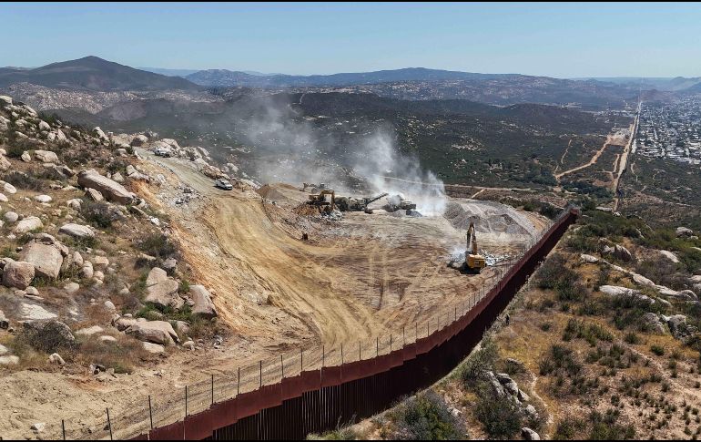 En el cerro Cuchumá, de Tecate, Baja California, 397 especies de flora y fauna peligran debido a los explosivos que el gobierno de Estados Unidos utiliza para la construcción de la barrera fronteriza.  SUN / ARMM