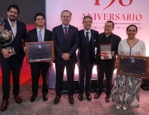 Los cuatro empresarios jaliscienses y representantes de la asociación civil que recibieron reconocimientos posan ante los medios. EL INFORMADOR/A. Navarro
