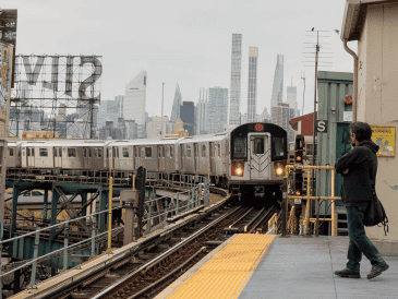 El calor extremo en el metro de Nueva York es un problema documentado que afecta la salud y la comodidad de los pasajeros, por lo que este proyecto representa una gran oportunidad para reducir las altas temperaturas, mejorar las estaciones y aprovechar la tecnología climática. EFE/ACHIVO