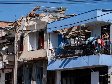 Fotografía que muestra viviendas afectadas luego de un terremoto de magnitud 7,4 este lunes, en Pereira, Colombia. EFE/L. Castañeda