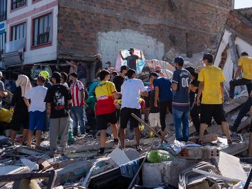 El terremoto en Colombia dejó mil 575 viviendas averiadas y 37 completamente destruidas, además de 61 edificios colapsados, 18 centros de salud y 52 centros educativos averiados. EFE/L. Castañeda