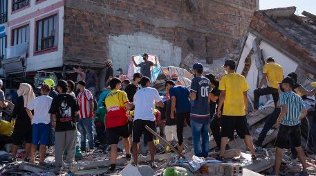 El terremoto en Colombia dejó mil 575 viviendas averiadas y 37 completamente destruidas, además de 61 edificios colapsados, 18 centros de salud y 52 centros educativos averiados. EFE/L. Castañeda