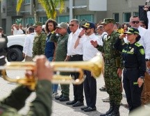 Los equipos de rescate cuentan con drones, cámaras térmicas, sensores de movimiento, trípodes, camillas, canastillas y herramientas para la remoción de escombros. EFE/J. Arriaga