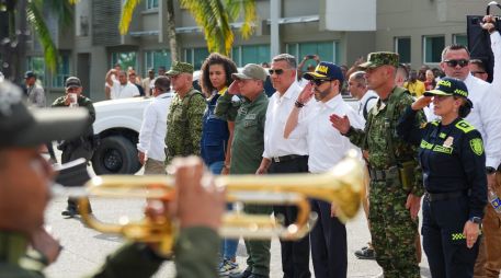 Los equipos de rescate cuentan con drones, cámaras térmicas, sensores de movimiento, trípodes, camillas, canastillas y herramientas para la remoción de escombros. EFE/J. Arriaga