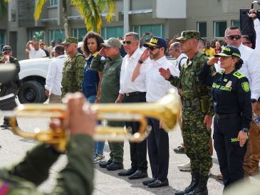 Los equipos de rescate cuentan con drones, cámaras térmicas, sensores de movimiento, trípodes, camillas, canastillas y herramientas para la remoción de escombros. EFE/J. Arriaga