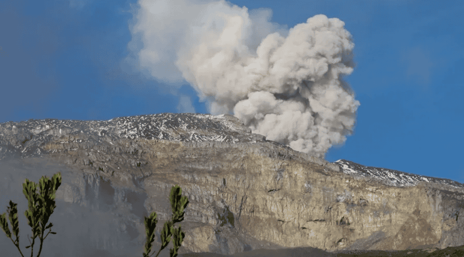 Las autoridades mantienen un monitoreo constante de la sismicidad y la composición de los gases, instando a las comunidades del departamento del Cauca a preparar sus botiquines y rutas de evacuación. EFE/ARCHIVO