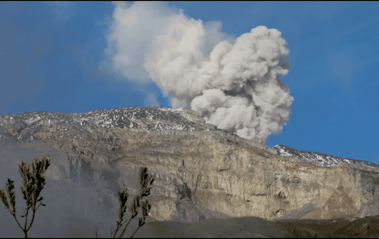 Las autoridades mantienen un monitoreo constante de la sismicidad y la composición de los gases, instando a las comunidades del departamento del Cauca a preparar sus botiquines y rutas de evacuación. EFE/ARCHIVO