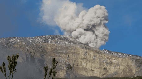 Las autoridades mantienen un monitoreo constante de la sismicidad y la composición de los gases, instando a las comunidades del departamento del Cauca a preparar sus botiquines y rutas de evacuación. EFE/ARCHIVO