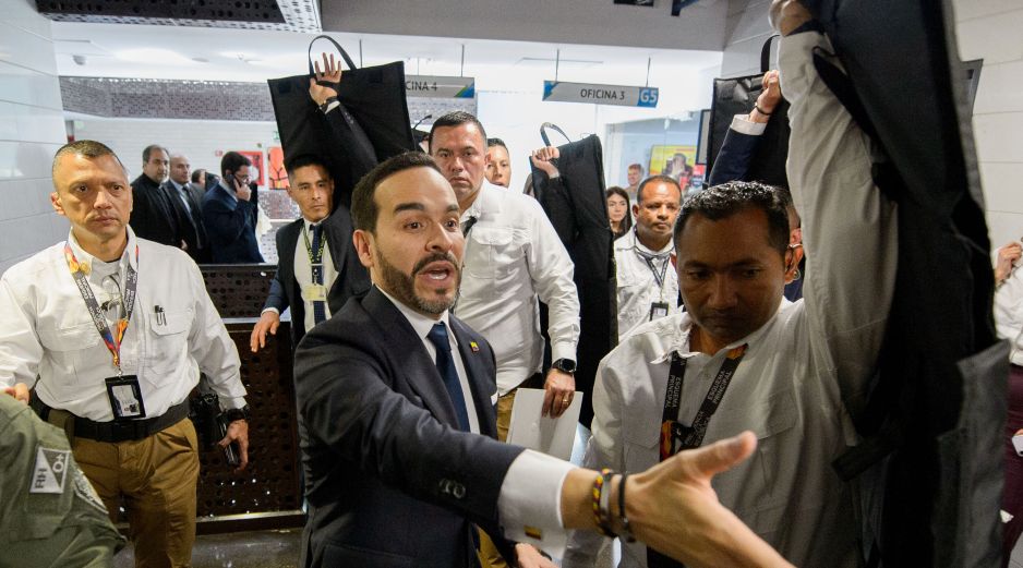 El presidente de Colombia, Abelardo de la Espriella, sale después de dirigir una reunión de respuesta al terremoto en Bogotá, Colombia. AP/S. Barros