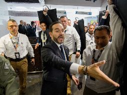 El presidente de Colombia, Abelardo de la Espriella, sale después de dirigir una reunión de respuesta al terremoto en Bogotá, Colombia. AP/S. Barros