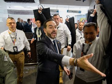 El presidente de Colombia, Abelardo de la Espriella, sale después de dirigir una reunión de respuesta al terremoto en Bogotá, Colombia. AP/S. Barros