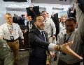 El presidente de Colombia, Abelardo de la Espriella, sale después de dirigir una reunión de respuesta al terremoto en Bogotá, Colombia. AP/S. Barros