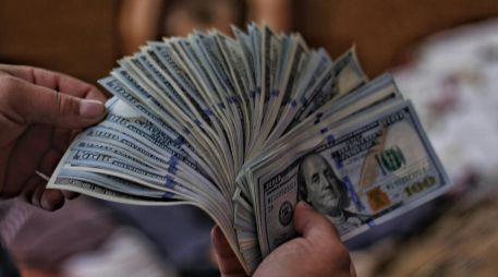 La relativa estabilidad del mercado cambiario también beneficia al peso. UNSPLASH