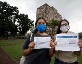 Algunos aspirantes que alcanzaron el puntaje requerido aseguraron que no han podido obtener su cita, lo que mantiene en incertidumbre su participación en el nuevo examen. EFE/S. Gutiérrez