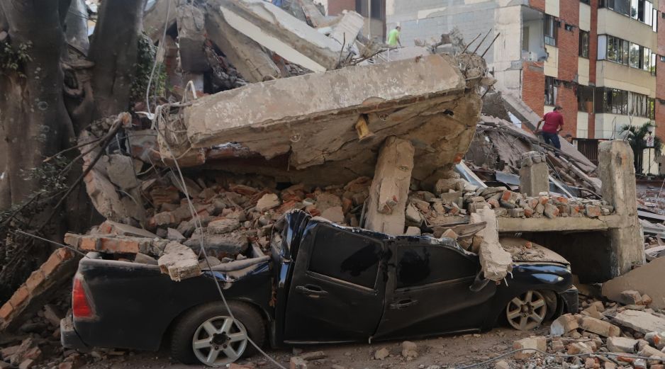 Un vehículo yace aplastado por escombros tras un terremoto en Cali, Colombia. AP/J. Díaz