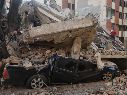 Un vehículo yace aplastado por escombros tras un terremoto en Cali, Colombia. AP/J. Díaz