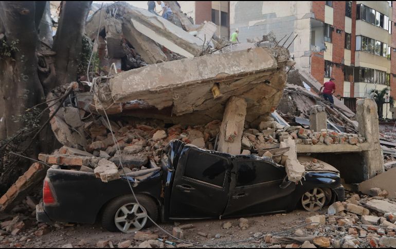 Un vehículo yace aplastado por escombros tras un terremoto en Cali, Colombia. AP/J. Díaz